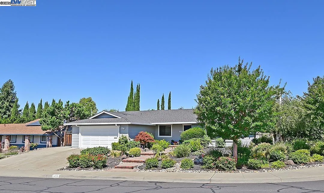 1492 Windsor Way photo 1