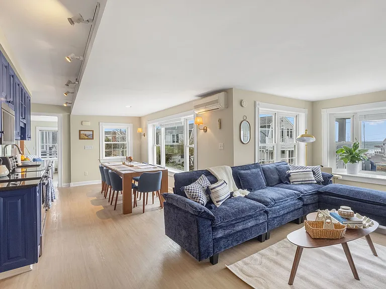 45 Woodbury Ln #8 — Photo 7