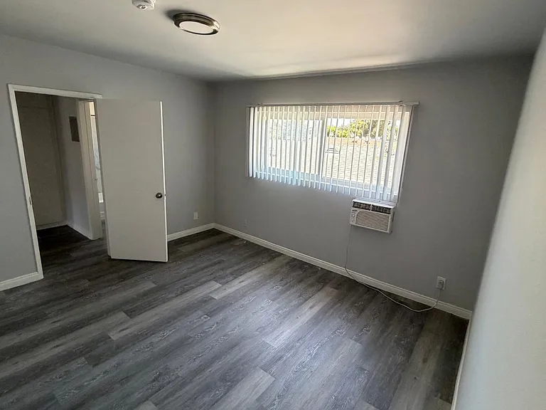 5738 Whitsett Ave. — Photo 9
