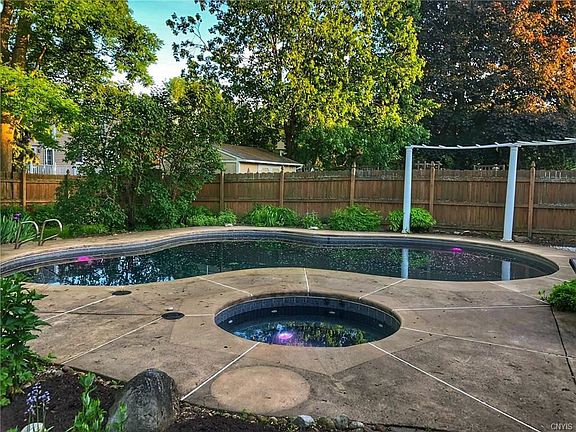 4th image of 144 Longdale Dr