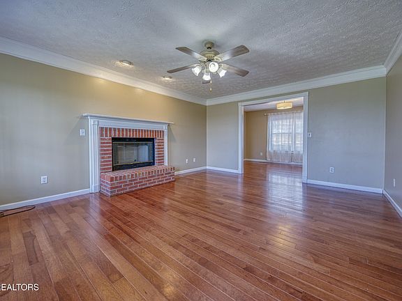 3rd image of 910 Ridge Circle Rd