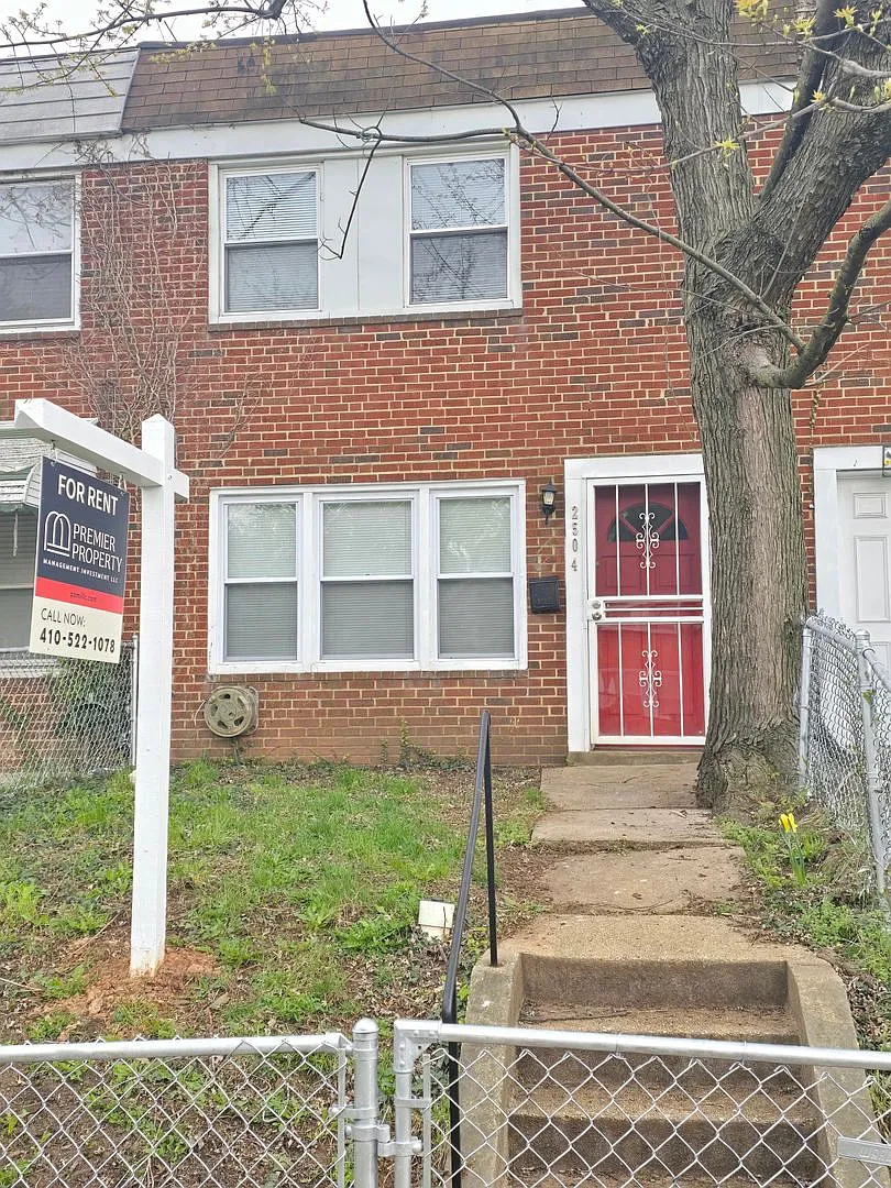 Charming 3 Bedroom Home in the Lakeland Neighborhood — Photo 1