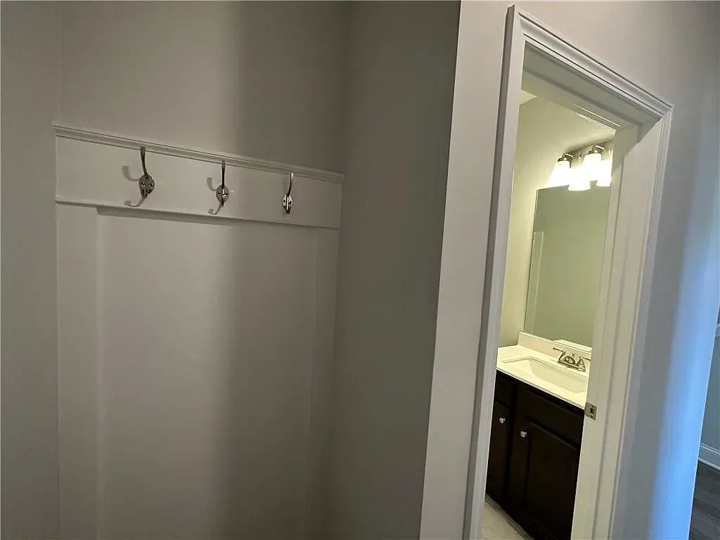 4 bed, 2537 sqft, $2,400 — Photo 3