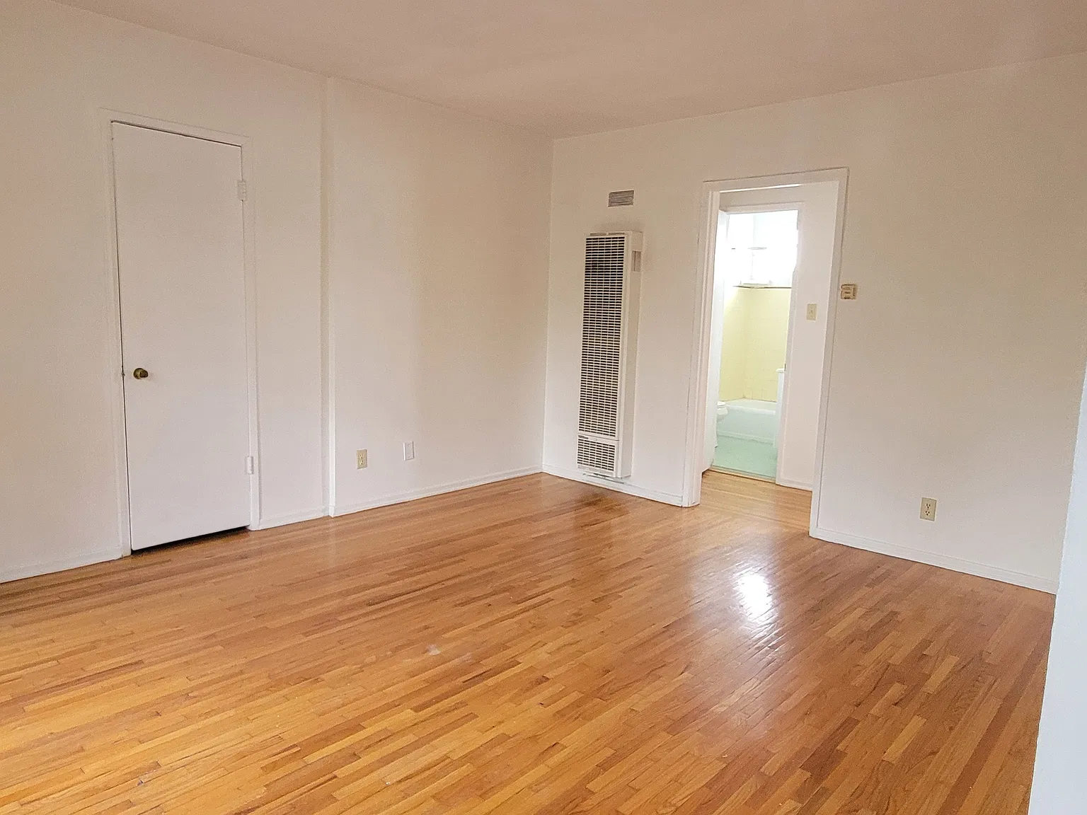 871 N Hoover St — Photo 4
