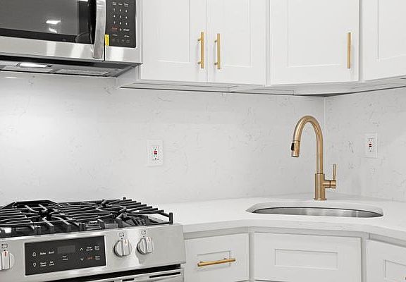 5th image of 827 Gates Ave #1L