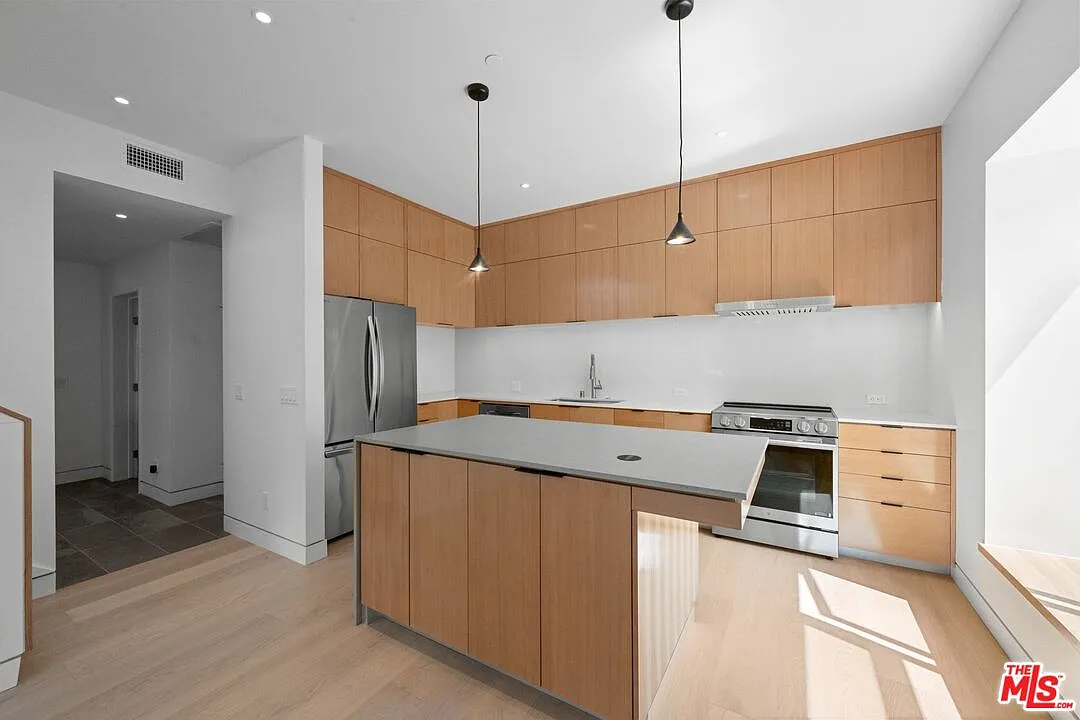 3 bed, 3.0 bath, 1442 sqft, $6,900 — Photo 4