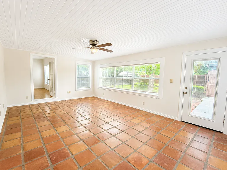 2111 Live Oak St — Photo 3