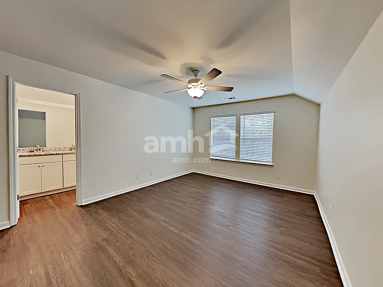 180 Landsdown Xing — Photo 11