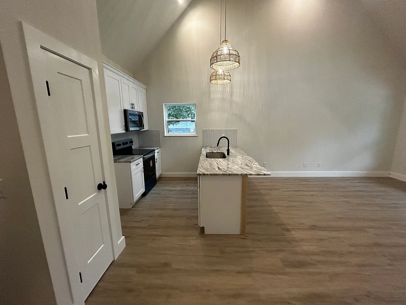 3 bed, 1139 sqft, $2,100 — Photo 3