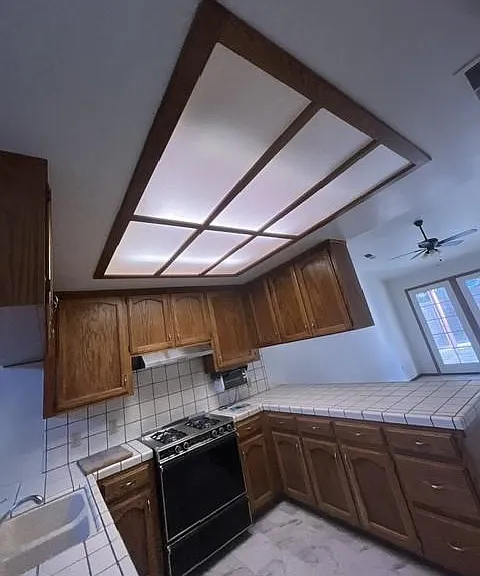2122 N Clark Ct — Photo 11
