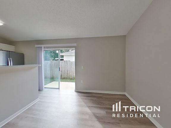 4th image of 8413 English Oak Dr