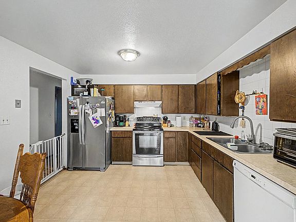 5th image of 938 Kelly Pl