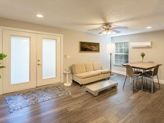 2nd image of 610 1/2 W Horatio St APT 6