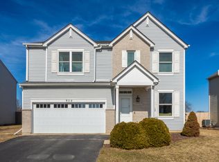 950 W Blackcherry Ln, Round Lake, IL 60073