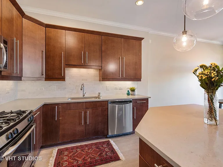 1935 W Belmont Ave — Photo 7