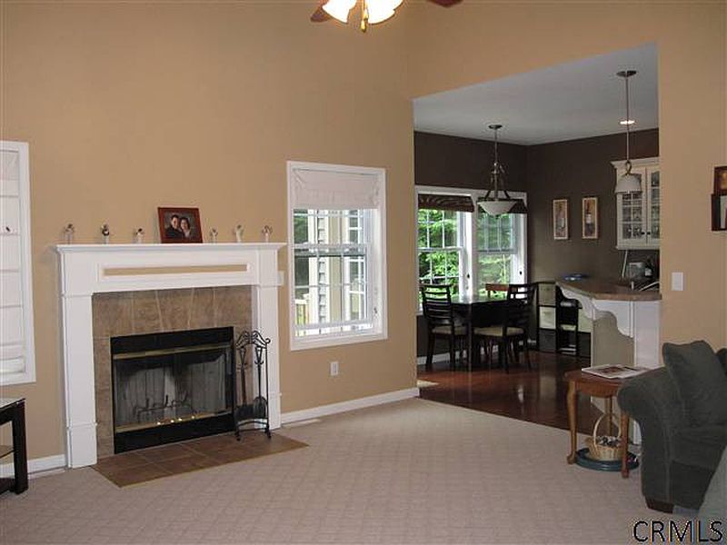 4th image of 8 RIVERCREST Road