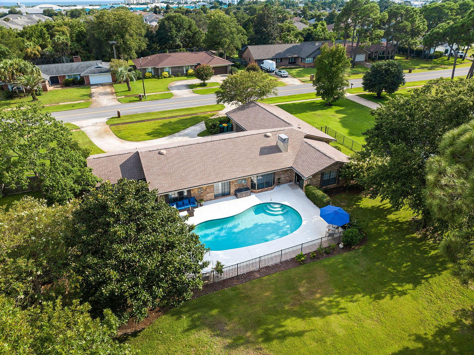 31 Country Club Dr E