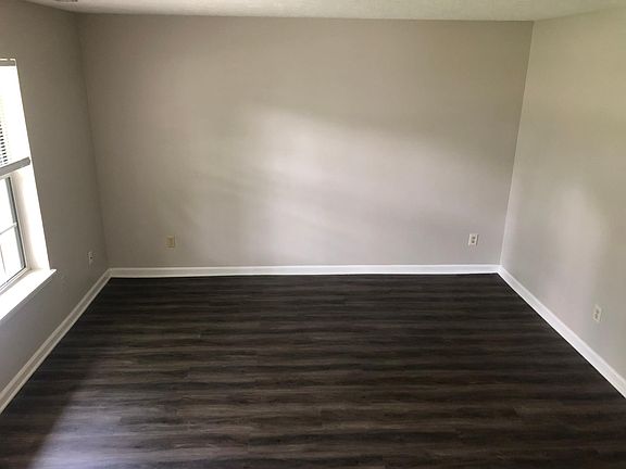 4th image of 587 Holly Ct