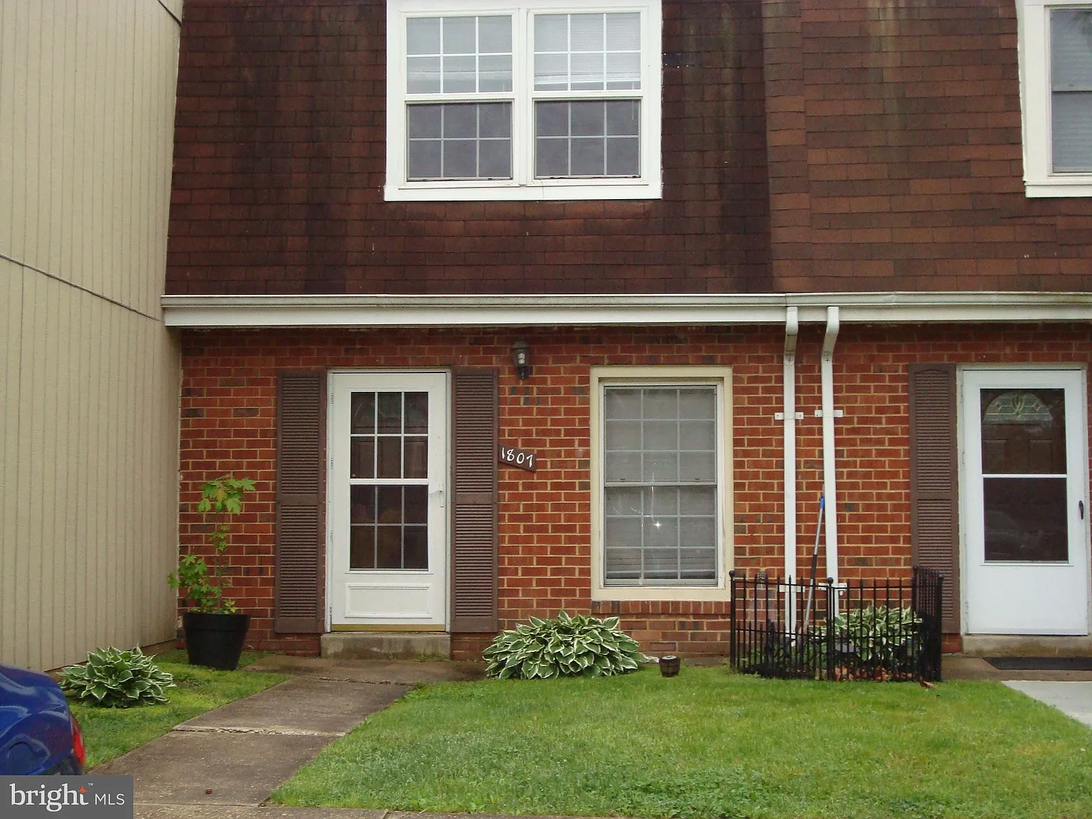 Warfield Condominium — Photo 1