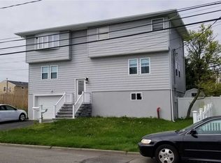 869 Beach St, Lindenhurst, NY 11757