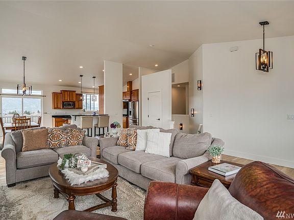 3rd image of 1558 N Grover Ave