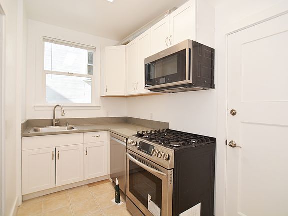 5th image of 860 Oak St APT 2