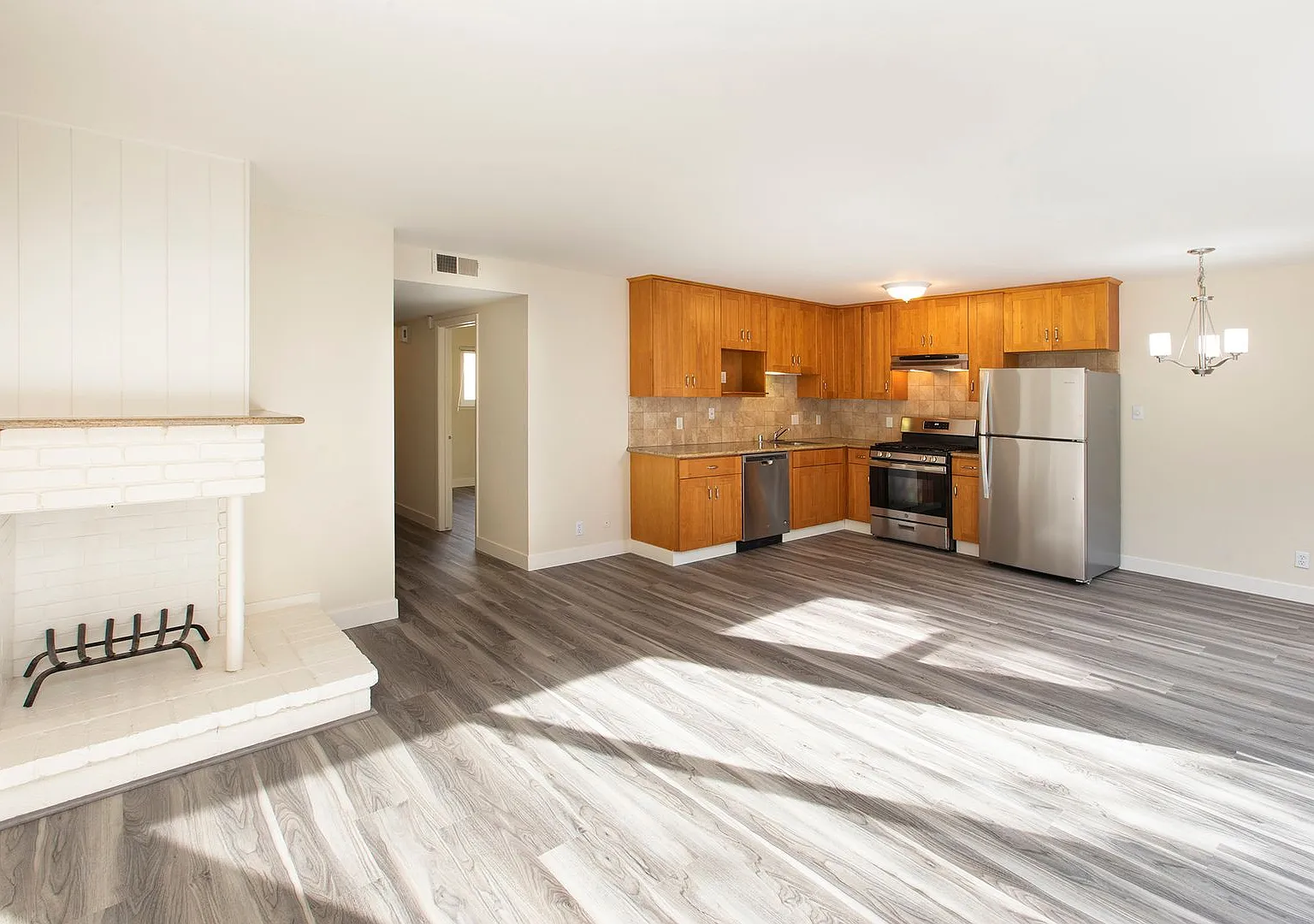 25 Glendale Street (461r) — Photo 1