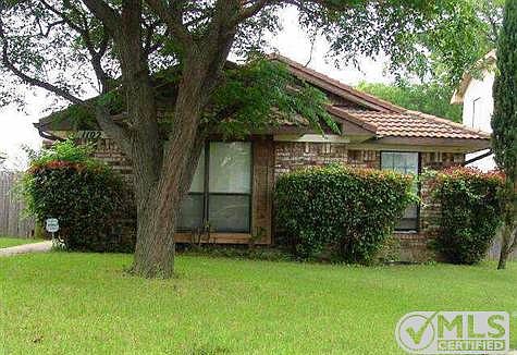 2nd image of 1102 Sandalwood Ln