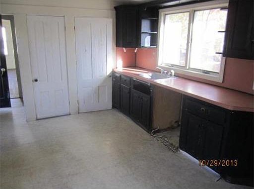 5th image of 185 Essex St