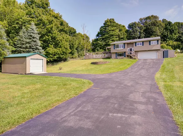 990 Four Mile Rd N, Traverse City, MI 49696