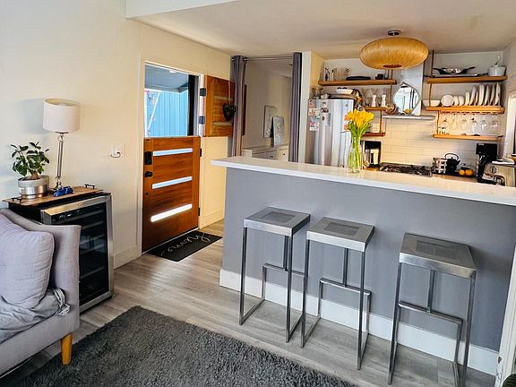 Kitchen Conter with 3 or 4 stools