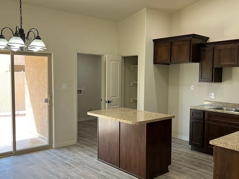 2603 S 18th Dr — Photo 3