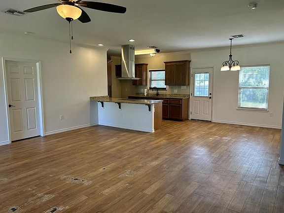 3rd image of 1057 Redwood Ave