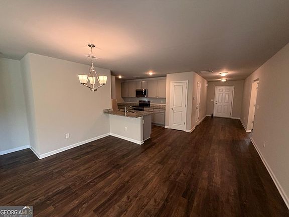 4th image of 127 W Lexington Ave