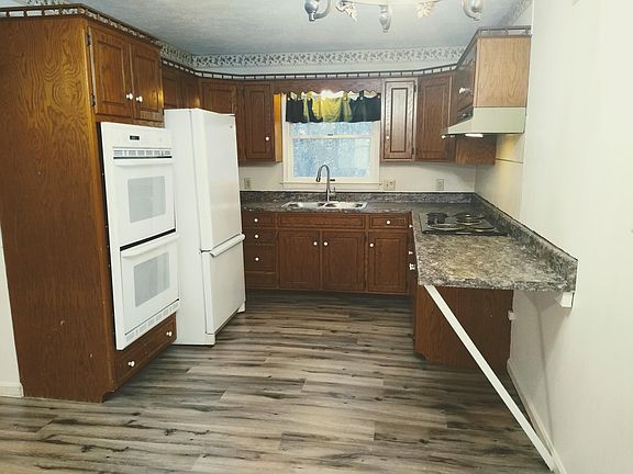 Updated eat-in kitchen.