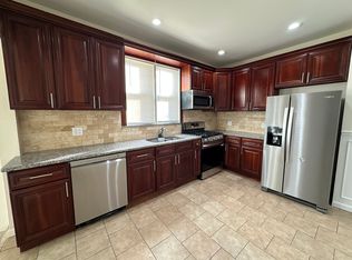 25 Smith St APT 2, Glen Cove, NY 11542