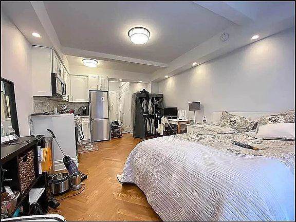 2nd image of 134 W 58th St APT 602