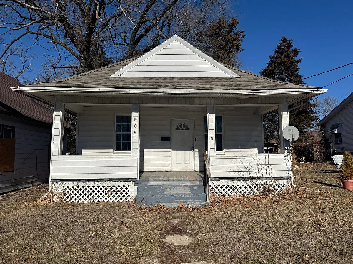 Building Photo - 905 W Thrush Ave