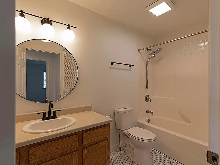 909 Defoe St #A — Photo 21