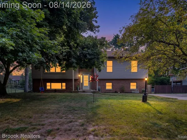 1753 Weymouth St, West Bloomfield, MI 48324