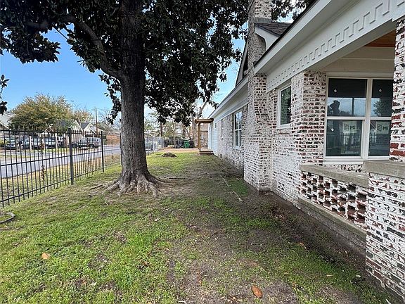 3rd image of 1208 Caplin St