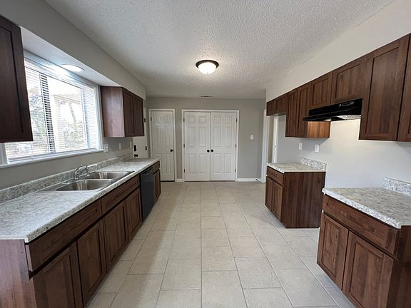 3rd image of 3332 Cloudland Dr