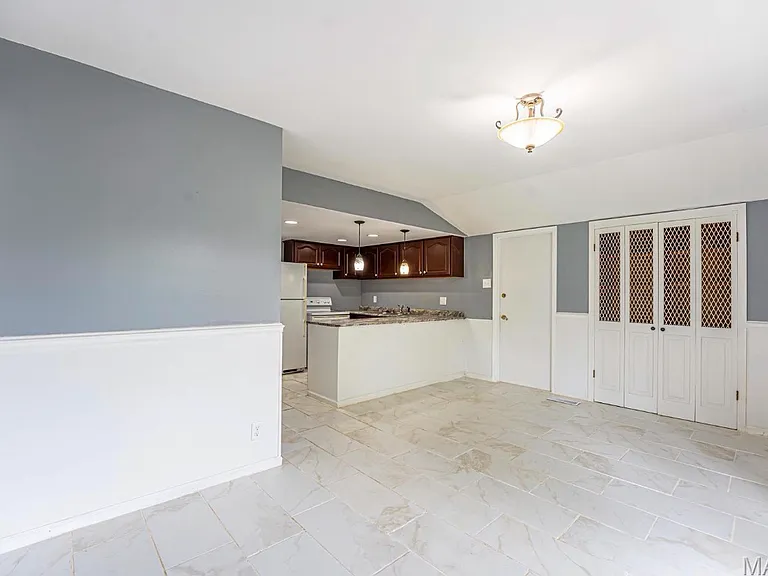 2525 Fox Hills Dr — Photo 4