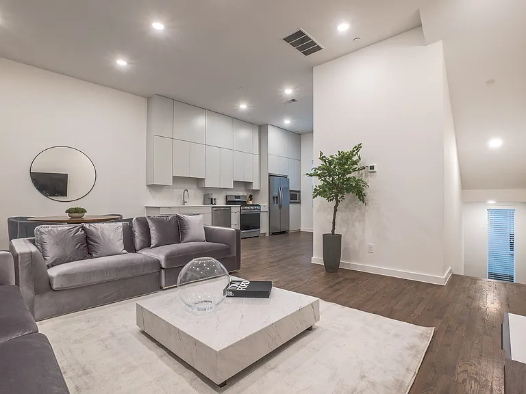 5002 San Jacinto St — Photo 2