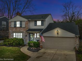 839 Cook Rd, Grosse Pointe Woods, MI 48236