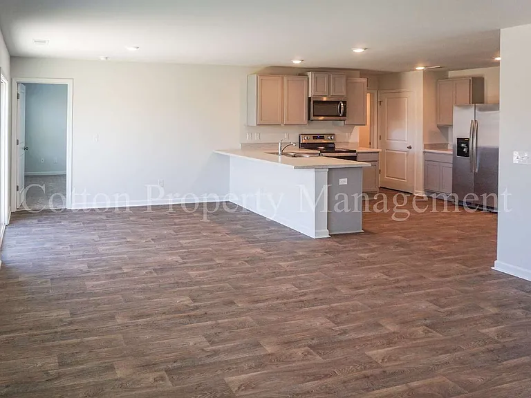 602 Draymore Dr NE — Photo 12