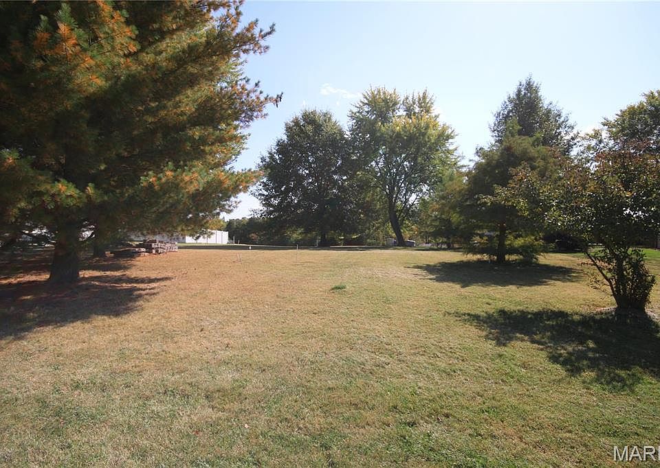 2nd image of 828 Nancy Ln