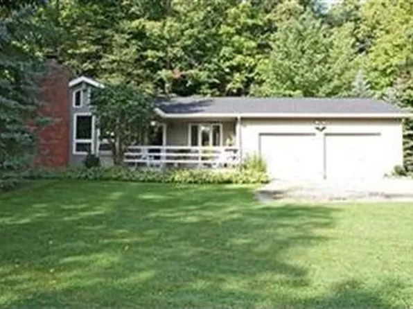 8715 Taylor May Rd, Chagrin Falls, OH 44023