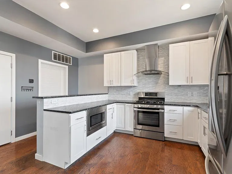 227 W Thompson St #D — Photo 7