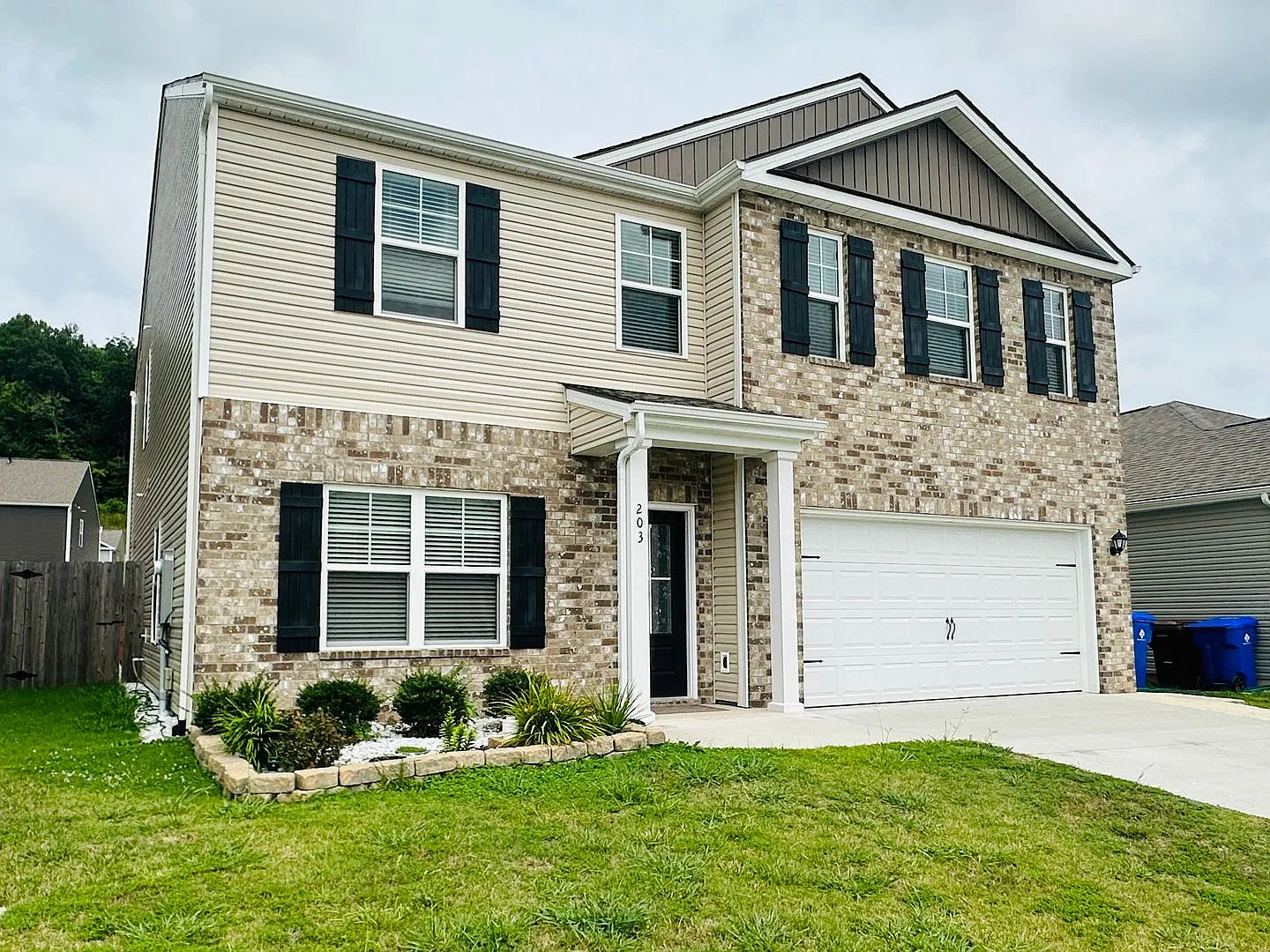 4 bed / 2.5 bath + bonus room & fenced in yard available — Photo 1